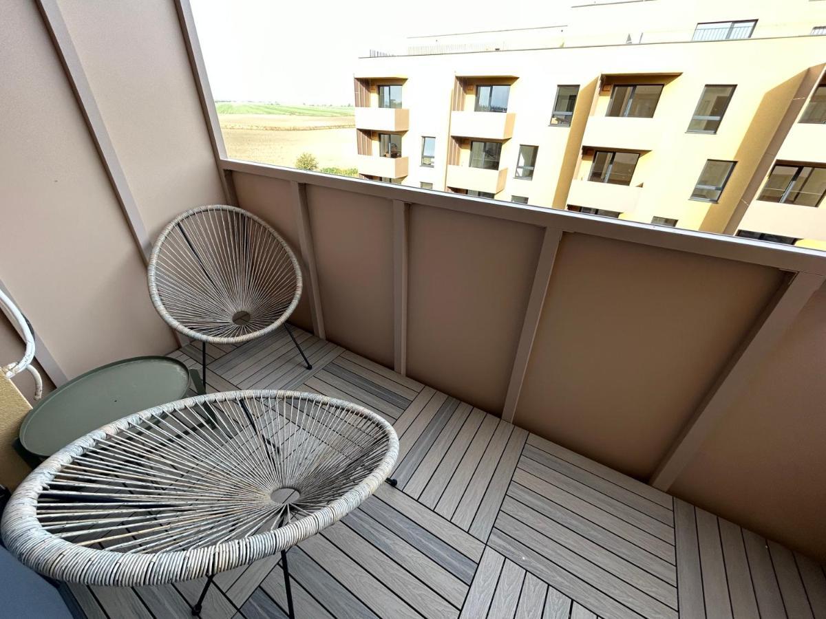 Cozy 1-Bedroom Condo Miloslavov Εξωτερικό φωτογραφία