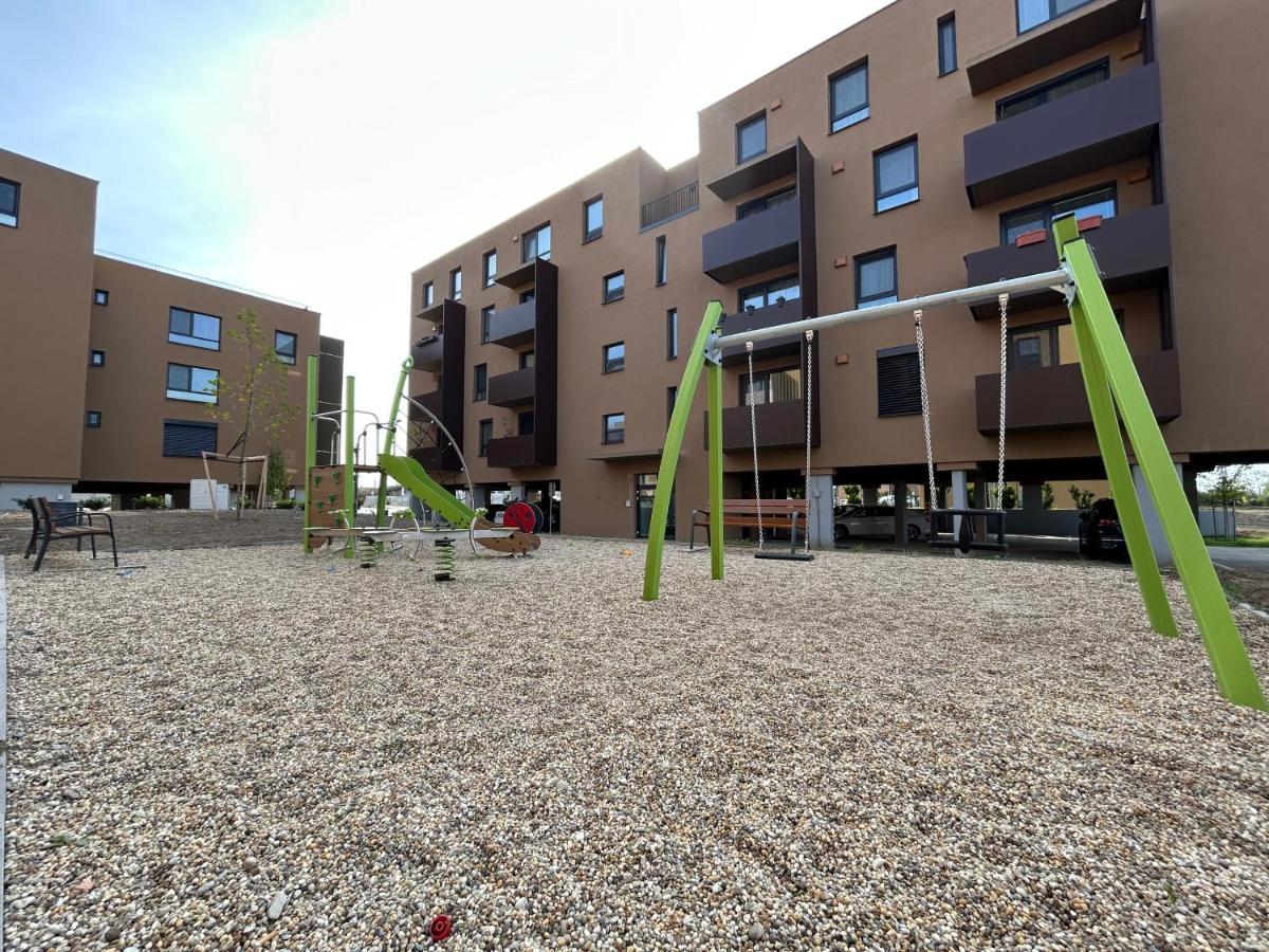 Cozy 1-Bedroom Condo Miloslavov Εξωτερικό φωτογραφία